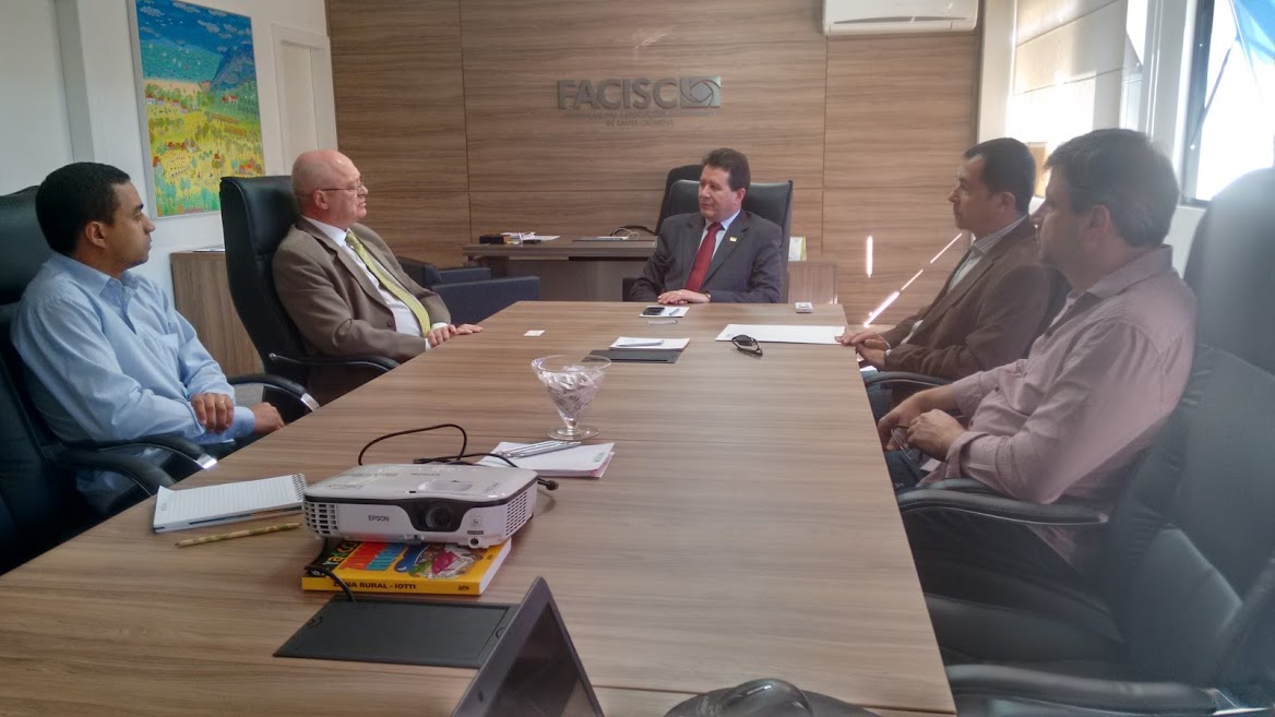 Presidente da FACISC recebe visita de representantes da ACAERT