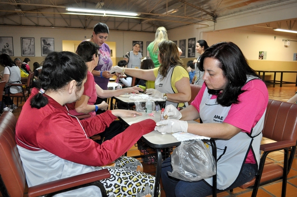 Núcleo de Salões de Beleza da ACIC Chapecó promove dia da beleza na Apae