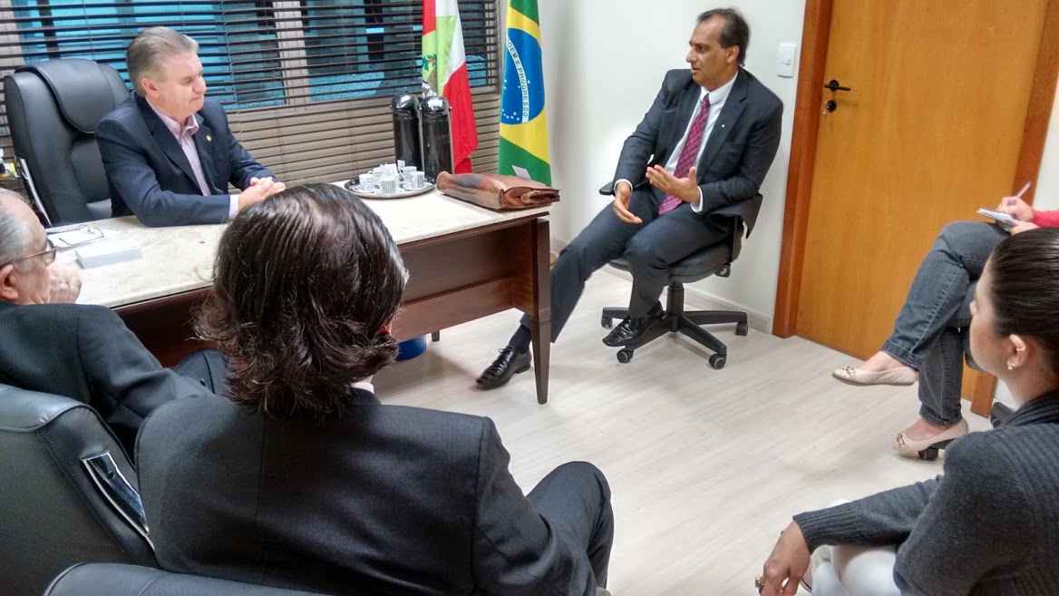 Líder do PC do B, Cesar Valduga recebe representantes da FACISC