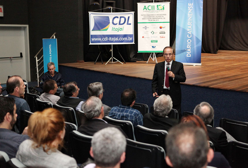 Moacir Pereira fala em Itajaí sobre momento político e econômico do país