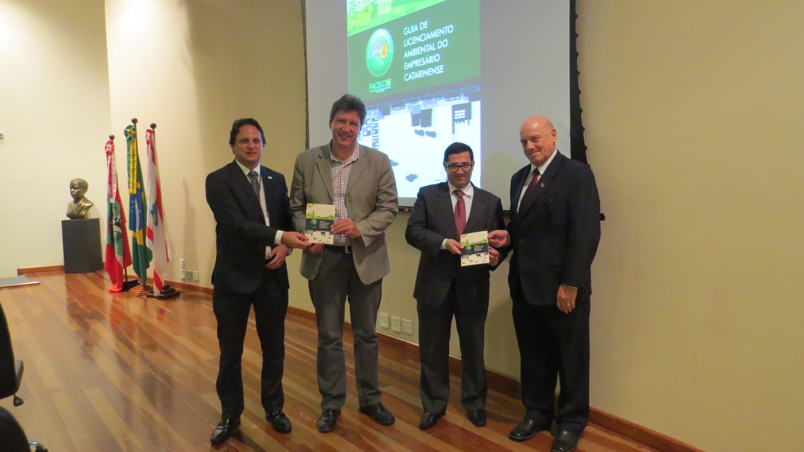 FACISC realiza Seminário e lança publicações para orientar empresários na área ambiental FACISC realiza Seminário e lança publicações para orientar empresários na área ambiental