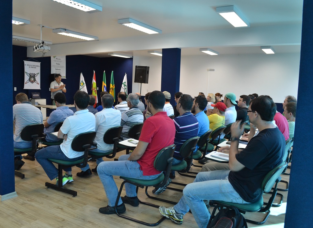 Empresários de São Lourenço debatem sobre crimes cibernéticos com policial civil