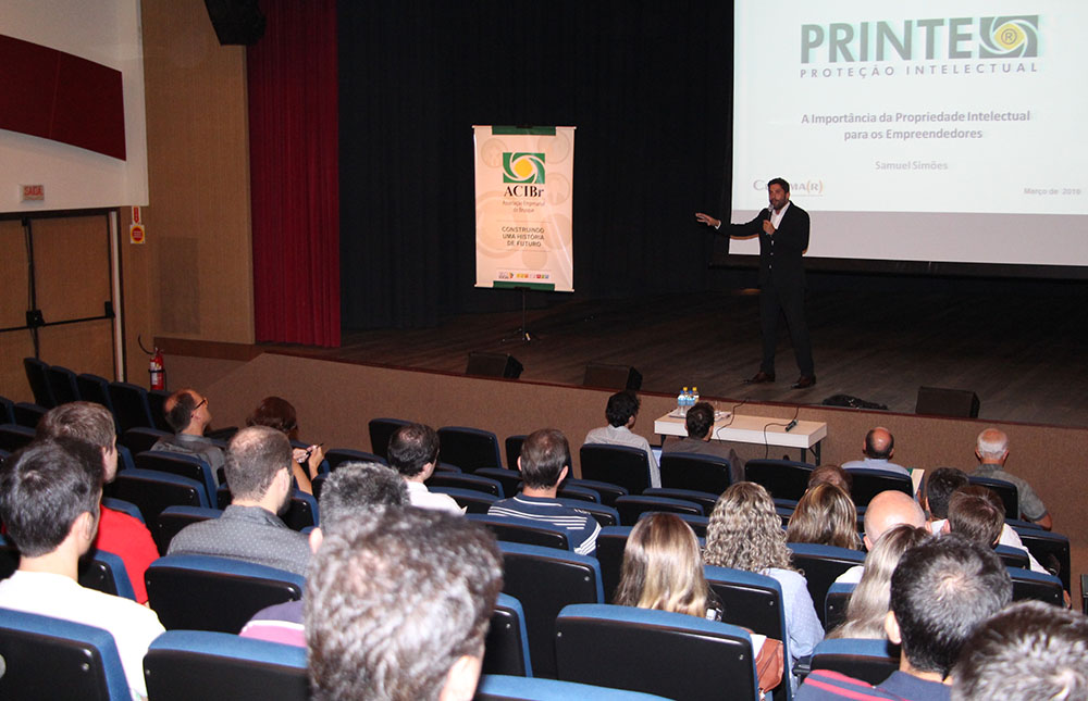 Palestra sobre Inovação Tecnológica reúne empresários e estudantes em Brusque