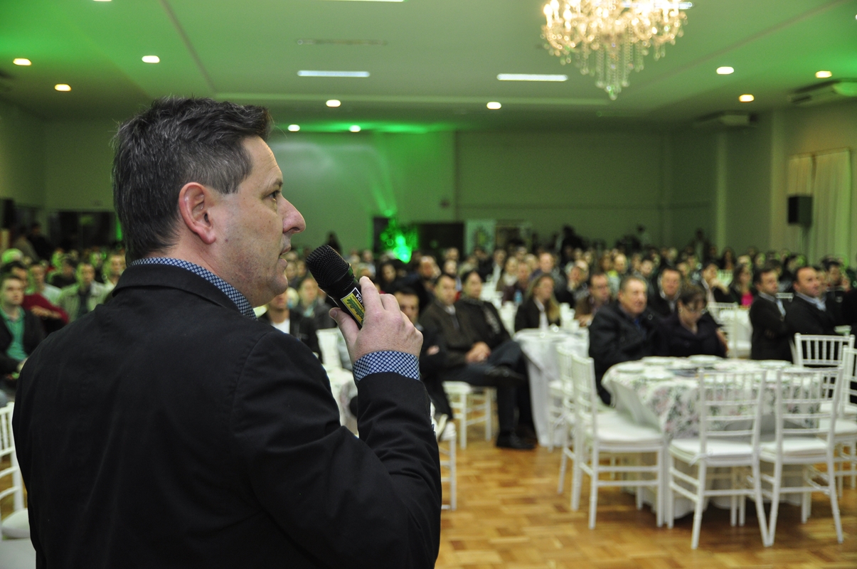 Presidente da Associação Chapecoense de Futebol fala para empresários em São Miguel do Oeste