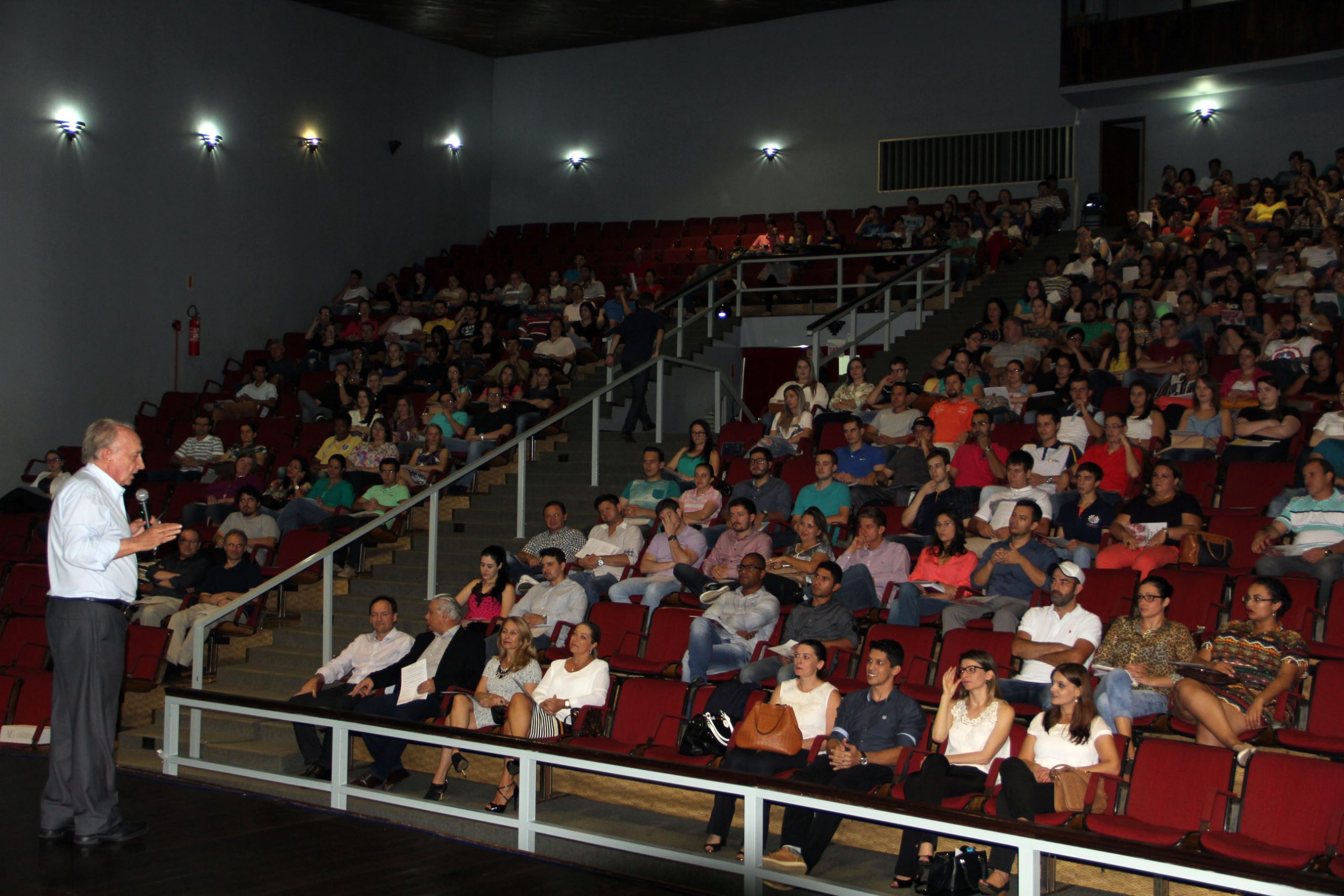 “Brasileiro paga juros de 100% ao ano e nem percebe”, alerta Stringhini em palestra “Brasileiro paga juros de 100% ao ano e nem percebe”, alerta Stringhini em palestra