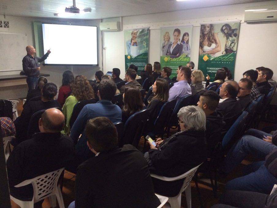 ACIVA Jovem lota auditório com palestra de Oscar Zabala