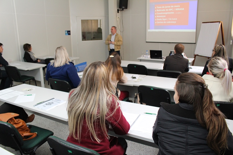 Como lidar com o crescimento da inadimplência, é tema de capacitação na ACIRS