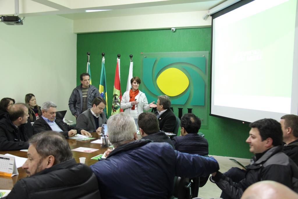 Empresária Janelise Royer dos Santos apresenta a  Expresso São Miguel para diretoria da ACIL