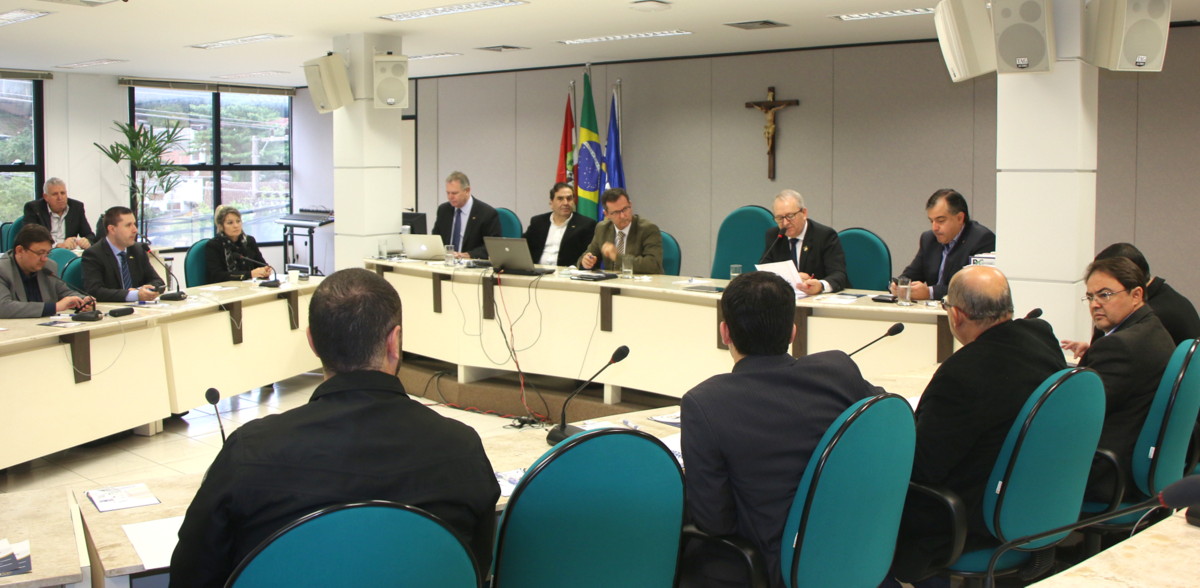 Contrato padrão que agiliza análise dos processos é apresentado em reunião do Fórum Simplifica SC
