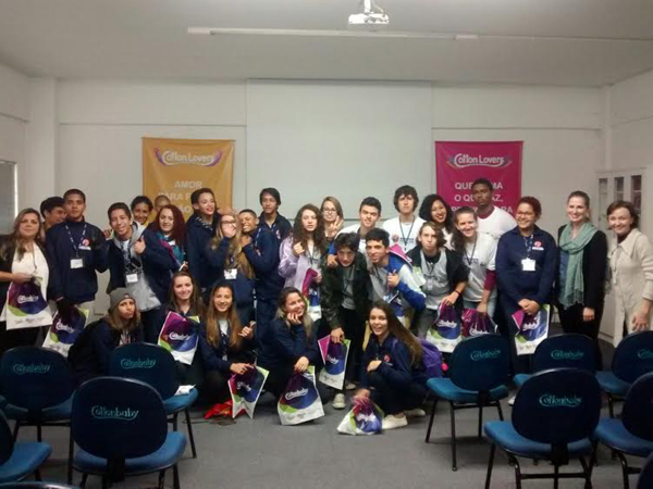 Jovens do Pescar da AEMFLO Grande Florianópolis visitam a empresa Cottonbaby