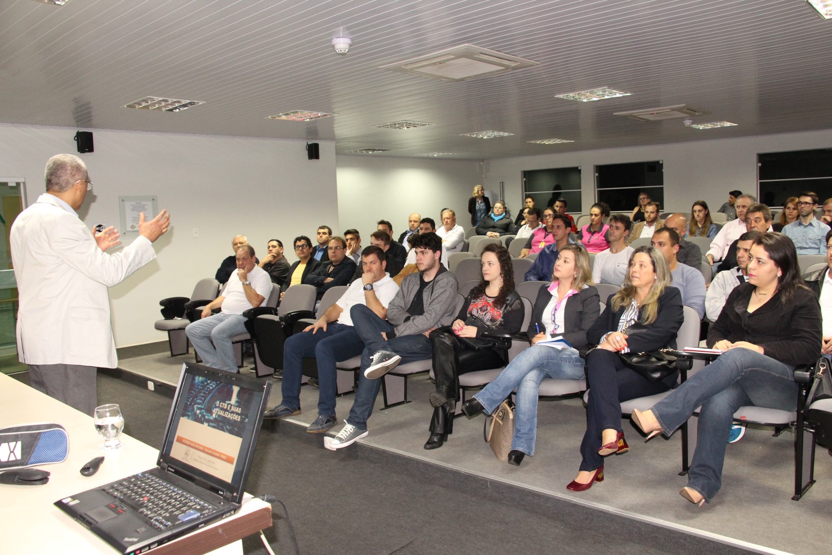 Especialista em legislação de trânsito orienta motoristas em palestra em Caçador