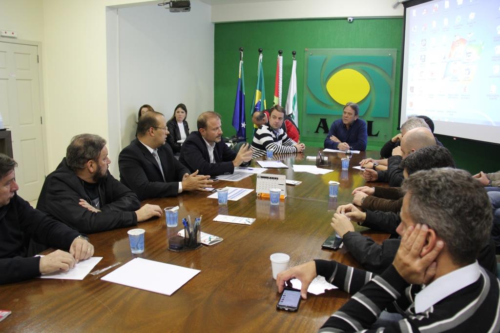 Deputado Gabriel Ribeiro afirma, em reunião da ACIL, que vai solicitar nova audiência pública em Lages Deputado Gabriel Ribeiro afirma, em reunião da ACIL, que vai solicitar nova audiência pública em Lages