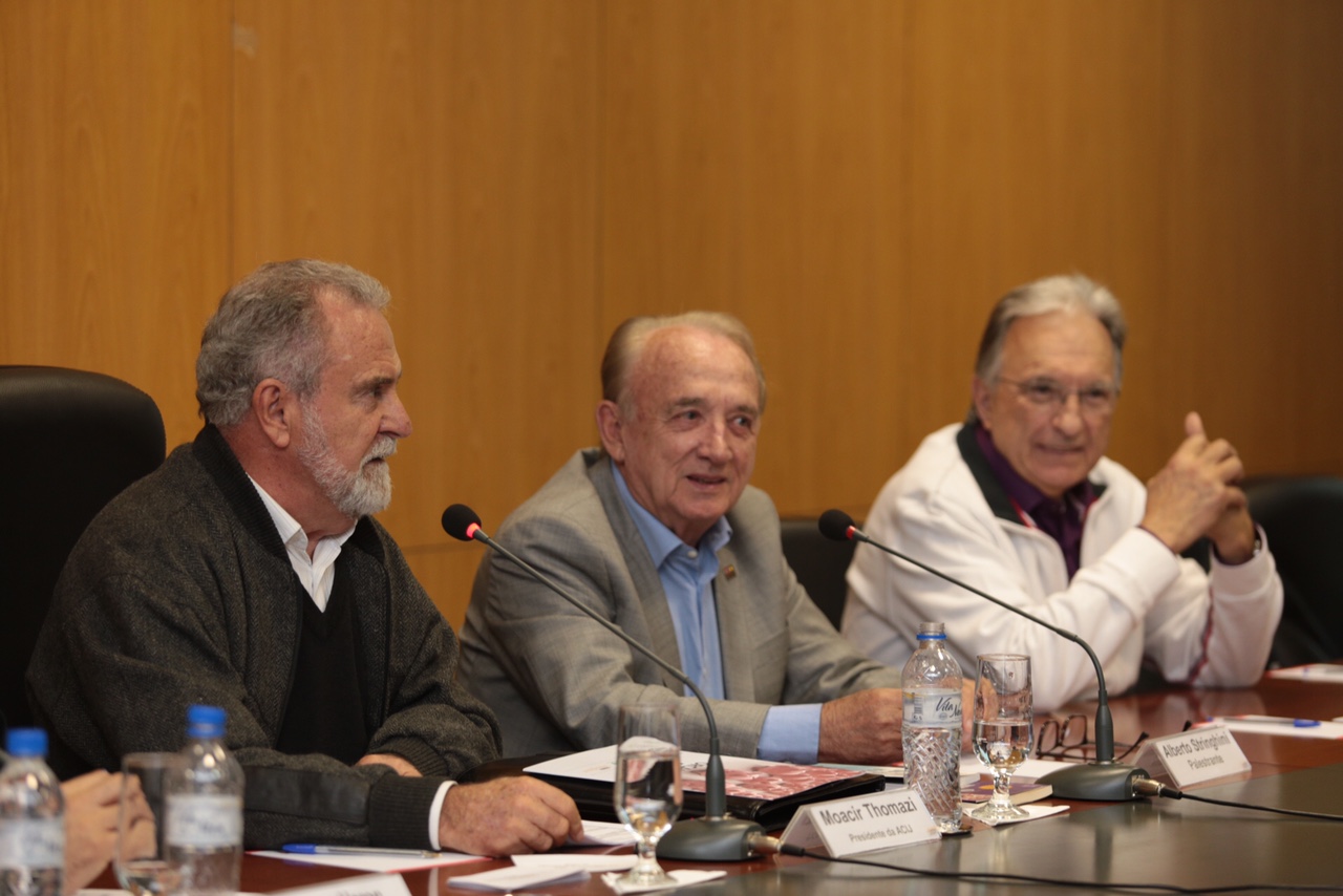Alberto Stringhini fala sobre Educação Financeira na ACIJ Joinville Alberto Stringhini fala sobre Educação Financeira na ACIJ Joinville