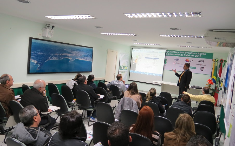 Palestra na ACII Itajaí aborda detalhes importantes para a Análise de Crédito