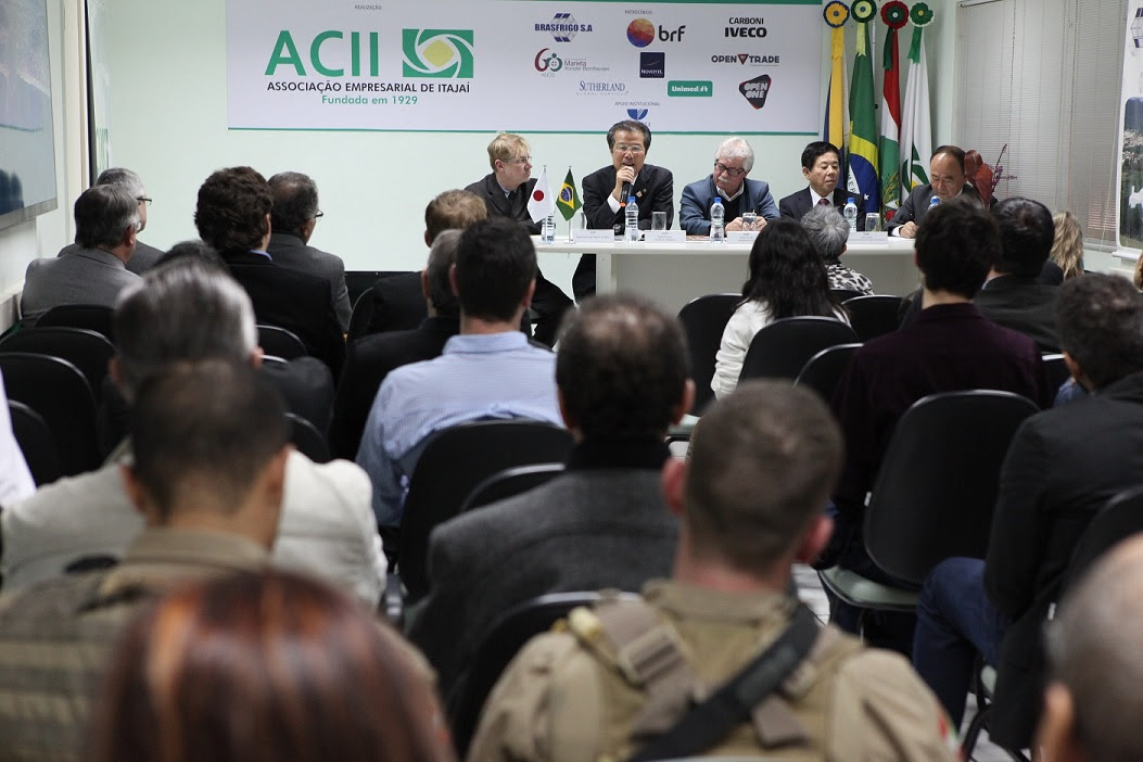 Comitiva japonesa critica rodovias e elogia creches brasileiras em visita a ACII de Itajaí