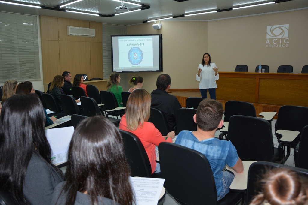 Curso promovido pela ACIC Chapecó qualifica profissionais para implantação do programa 8S