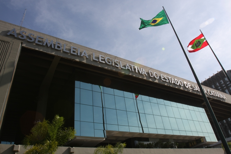 Facisc comemora devolução de dinheiro economizado pelo parlamento ao governo do Estado