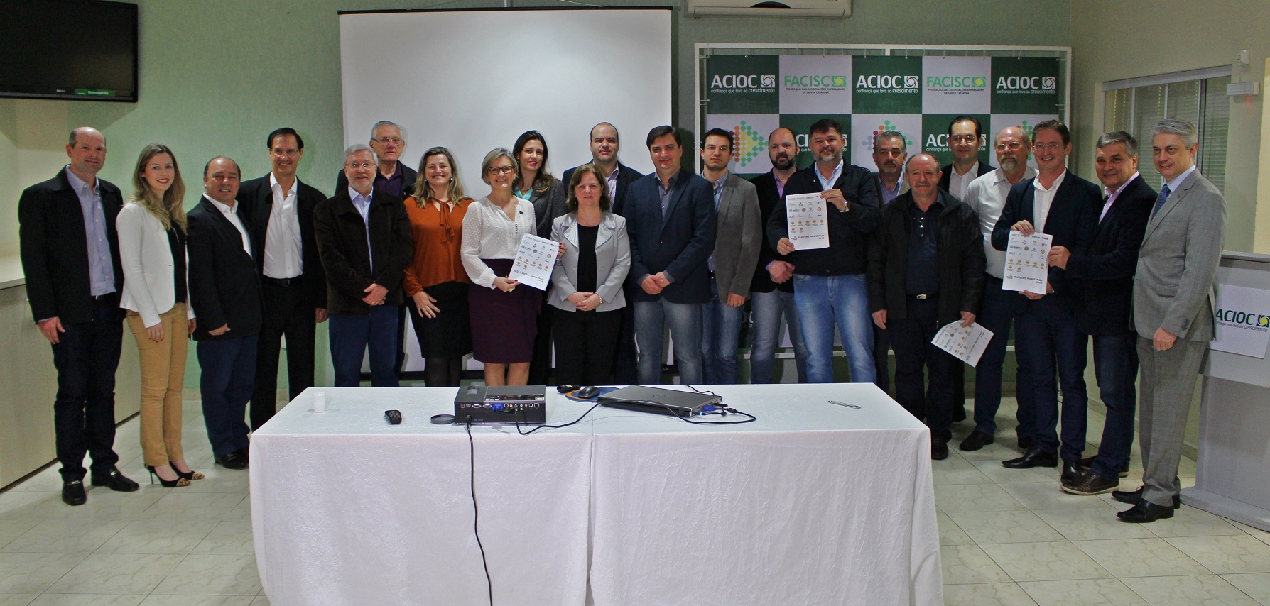 ACIOC entrega Voz Única a pré-candidatos a prefeito e vice-prefeito de Joaçaba