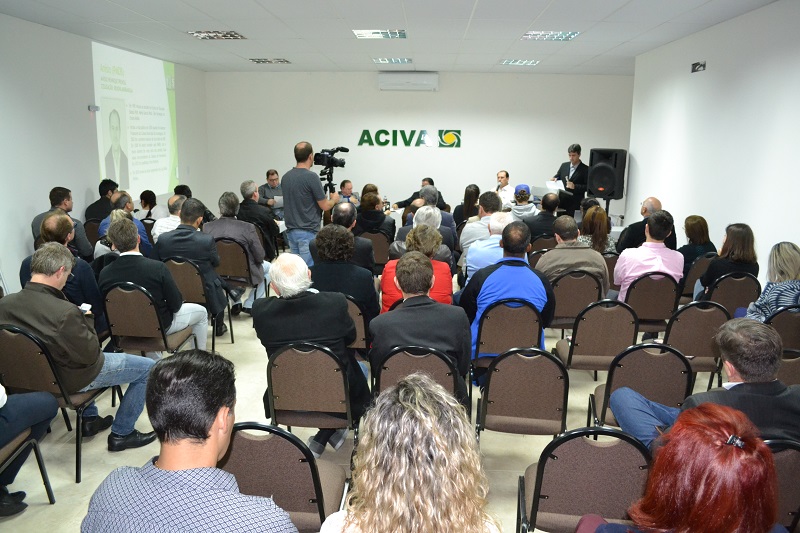 Candidatos debatem ideias na ACIVA Candidatos debatem ideias na ACIVA