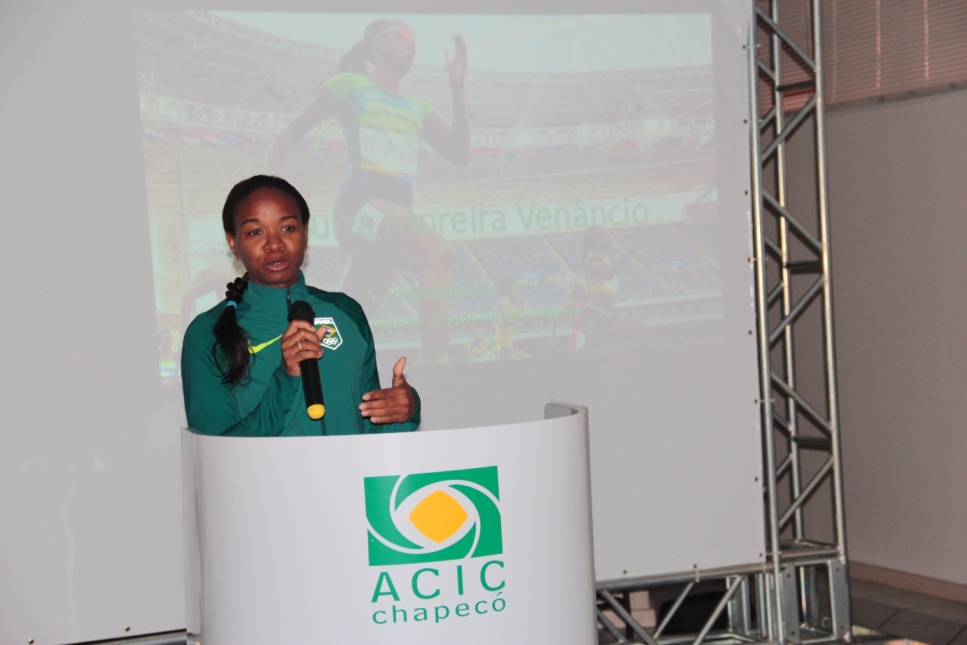 Atleta olímpica conta história de superação em evento do Núcleo de Academias da ACIC Chapecó