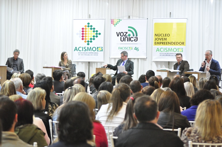 Em clima brando, candidatos ouvem apresentam propostas em debate em São Miguel do Oeste Em clima brando, candidatos ouvem apresentam propostas em debate em São Miguel do Oeste