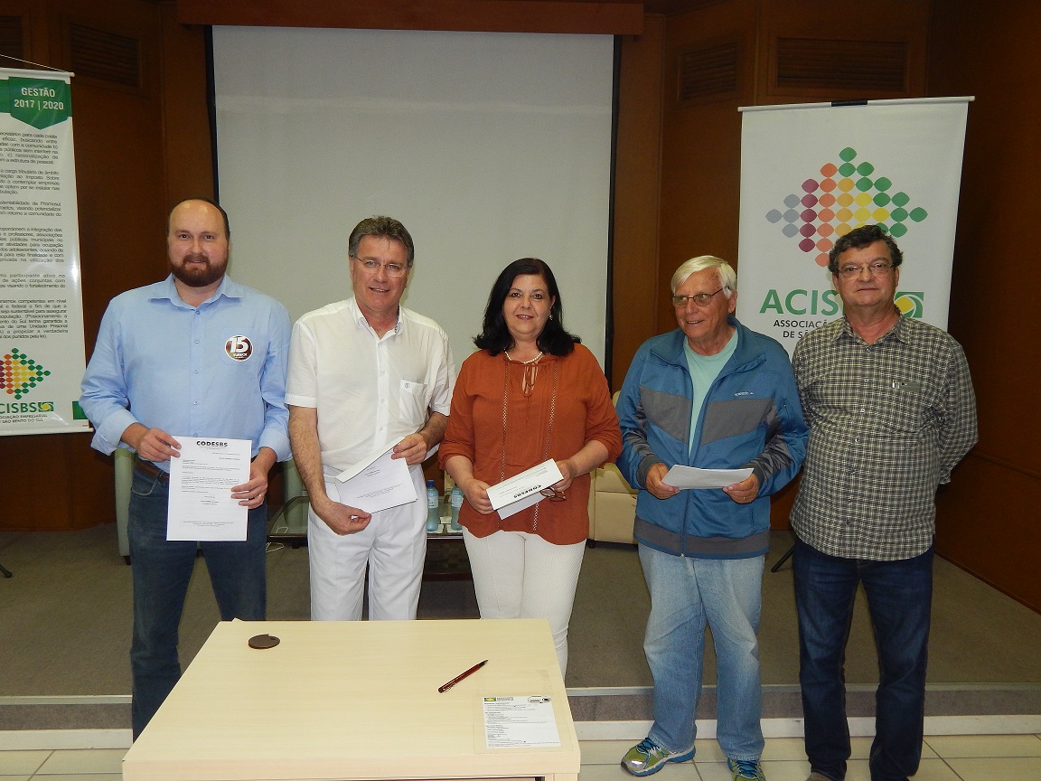 Acisbs realiza a entrega do protocolo de intenções aos candidatos a prefeito Acisbs realiza a entrega do protocolo de intenções aos candidatos a prefeito