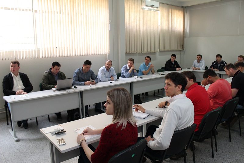 Membros do Núcleo de Informática de Rio do Sul trocam informações sobre ALM e Cloud