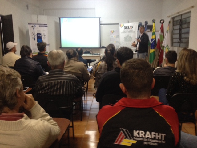Secretário de administração de Iporã do Oeste apresenta projeção orçamentaria 2017 na ACIIO