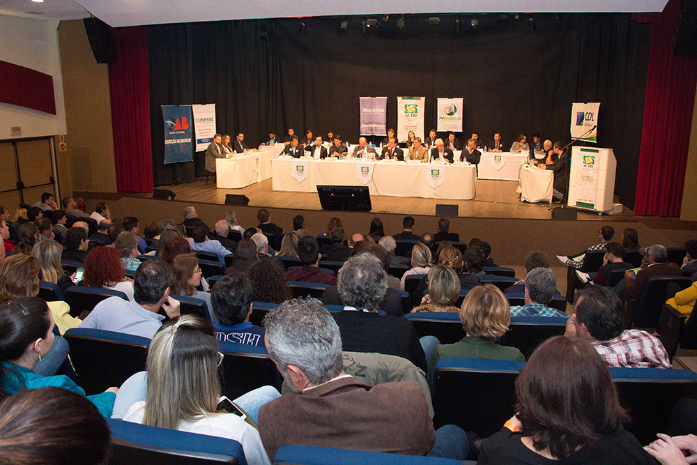 Candidatos a prefeito de Brusque participam de debate promovido pela ACIBr