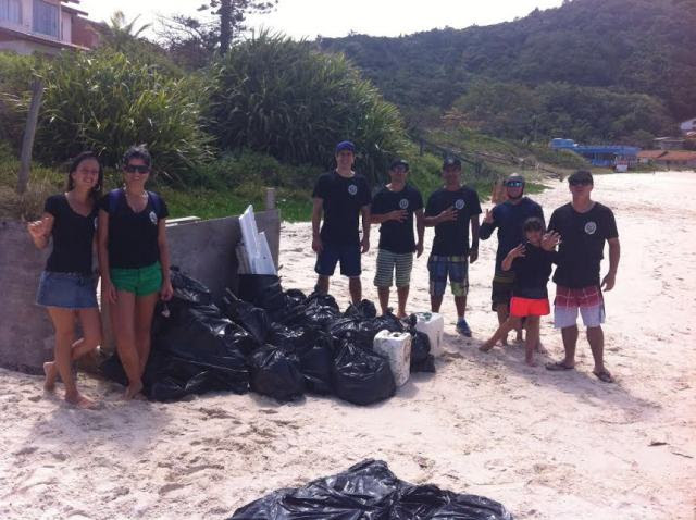 AEMB de Bombinhas promove dia de limpeza nas praias