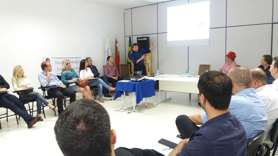 Ernesto Reck conduz reunião plenária de representantes da regional Extremo Oeste