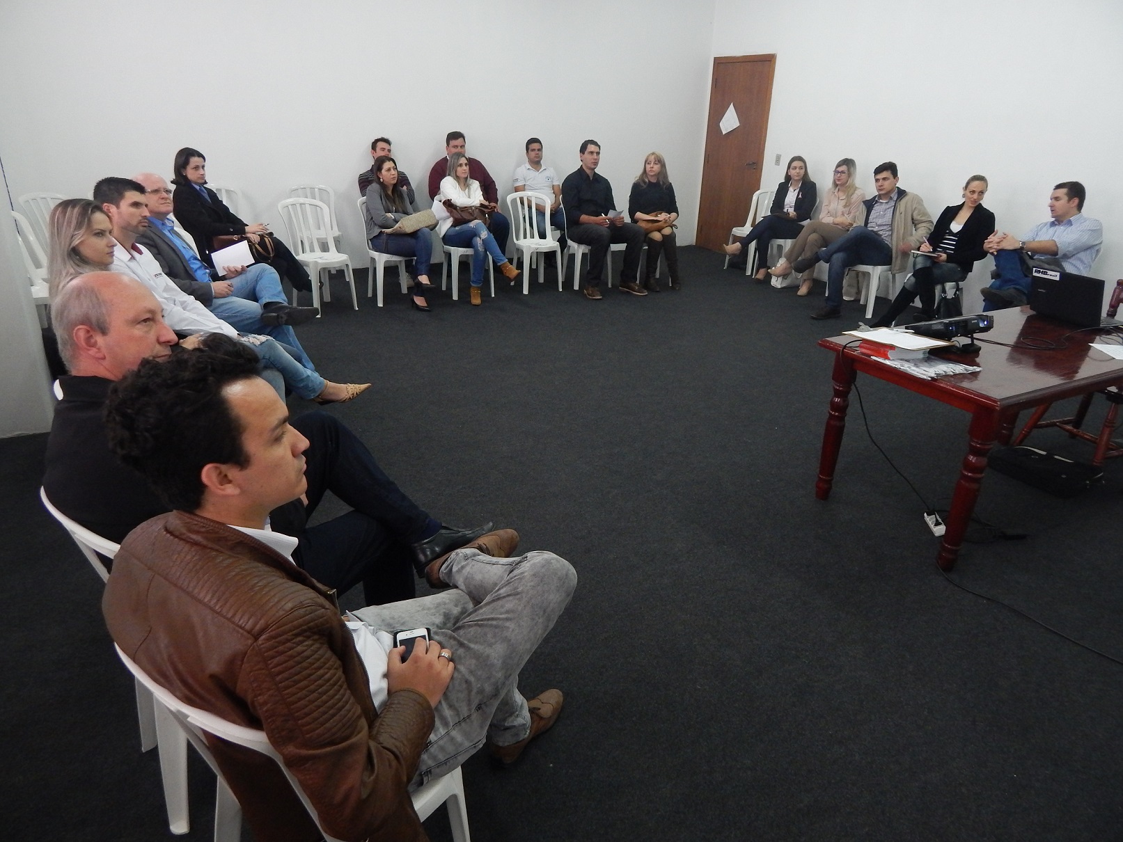 Jovens empreendedores reunidos no 4º ERJE