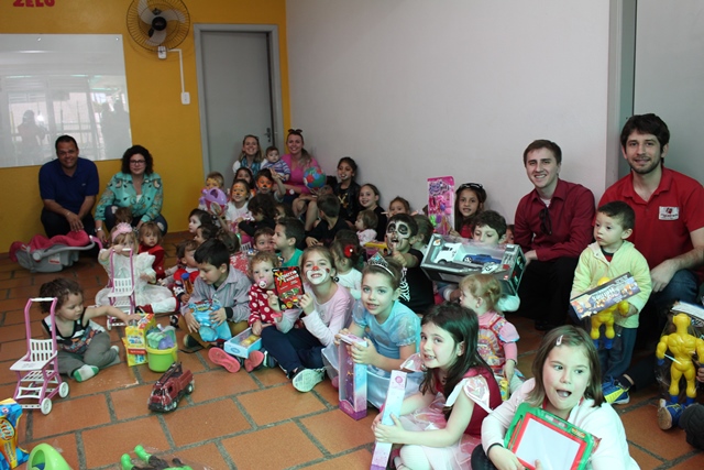 Núcleo de Jovens doa brinquedos à creche de Rio do Sul