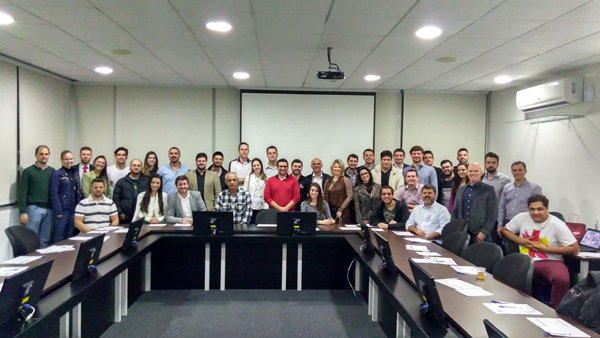 Núcleo de Jovens Empreendedores da AEMFLO  promove bate-papo com franqueado da Chilli Beans