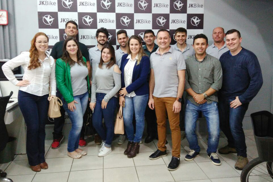 Núcleo de Jovens de Trombudo Central conhece história inspiradora do empreendedor da JK Bike