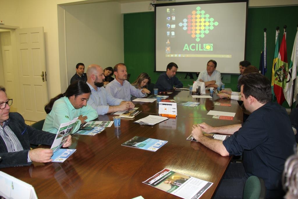 Deputado Gabriel Ribeiro apresenta informativo  sobre atividade parlamentar para empresários da ACIL