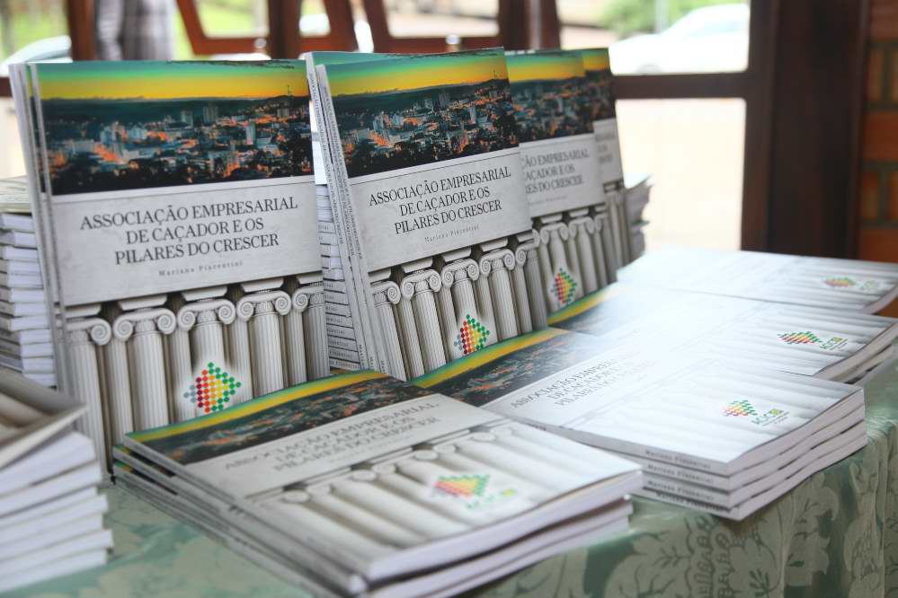 Lançado livro que resgata a história da ACIC Caçador