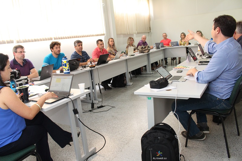 Consultores da FACISC participam de treinamento na ACIRS Consultores da FACISC participam de treinamento na ACIRS