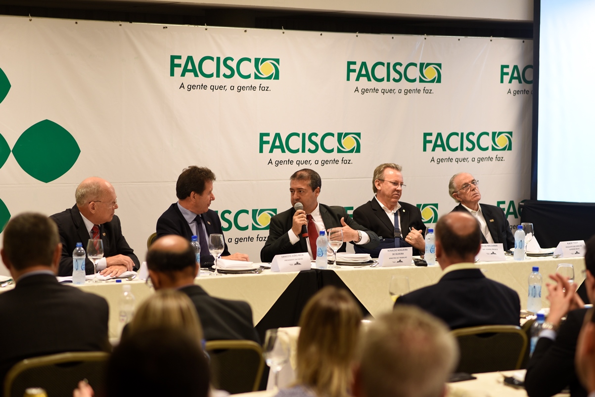 Facisc debate reforma trabalhista com o ministro Ronaldo Nogueira
