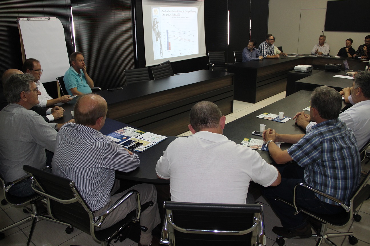 Representantes da Celesc e do Hospital participam de reunião na Acisbs