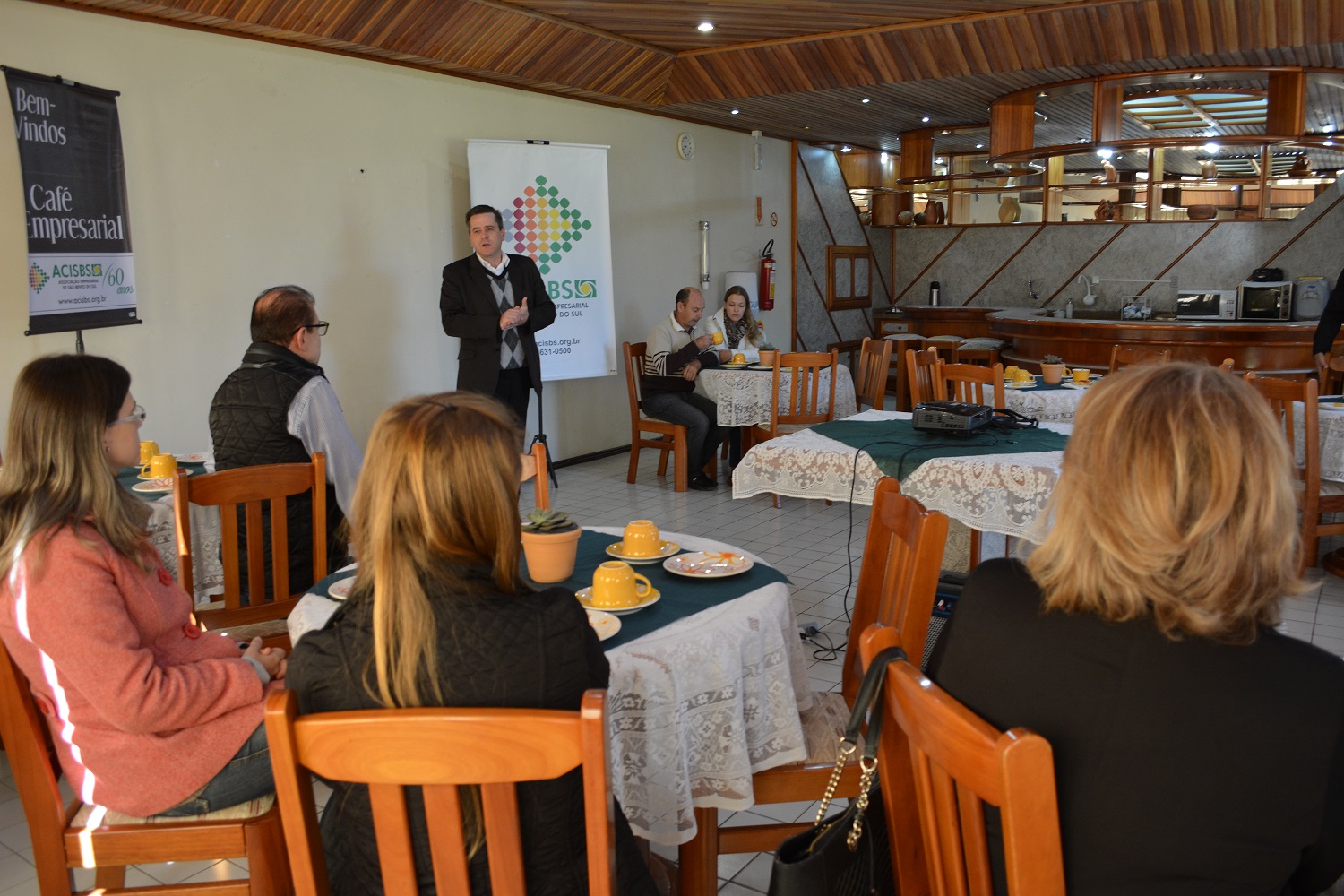 Café Empresarial da ACI de São Bento do Sul reúne associados aniversariantes do mês