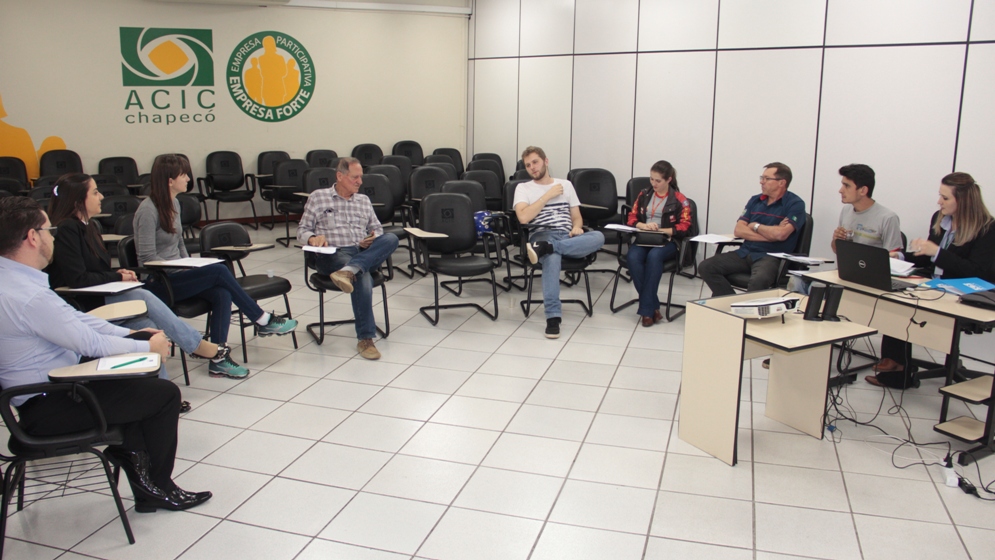 Núcleos da ACIC Chapecó promovem ações para tornar trânsito mais seguro Núcleos da ACIC Chapecó promovem ações para tornar trânsito mais seguro