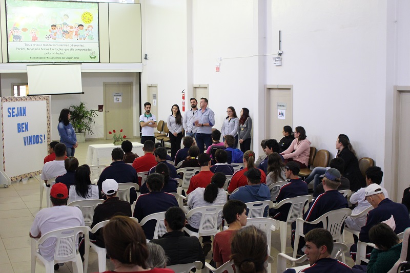 Núcleo Jovem Empreendedor da Acislo faz doação a Apae Núcleo Jovem Empreendedor da Acislo faz doação a Apae