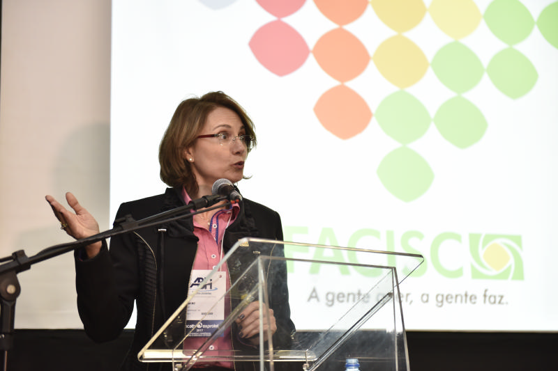 VP de turismo da Facisc, Magda Bez participa de debate do setor no Encontro Catarinense de Hoteleiros