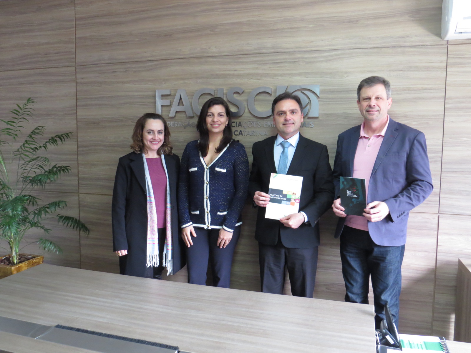 Presidente da Câmara Ética Tributária de SC reúne-se com diretor executivo da FACISC Presidente da Câmara Ética Tributária de SC reúne-se com diretor executivo da FACISC