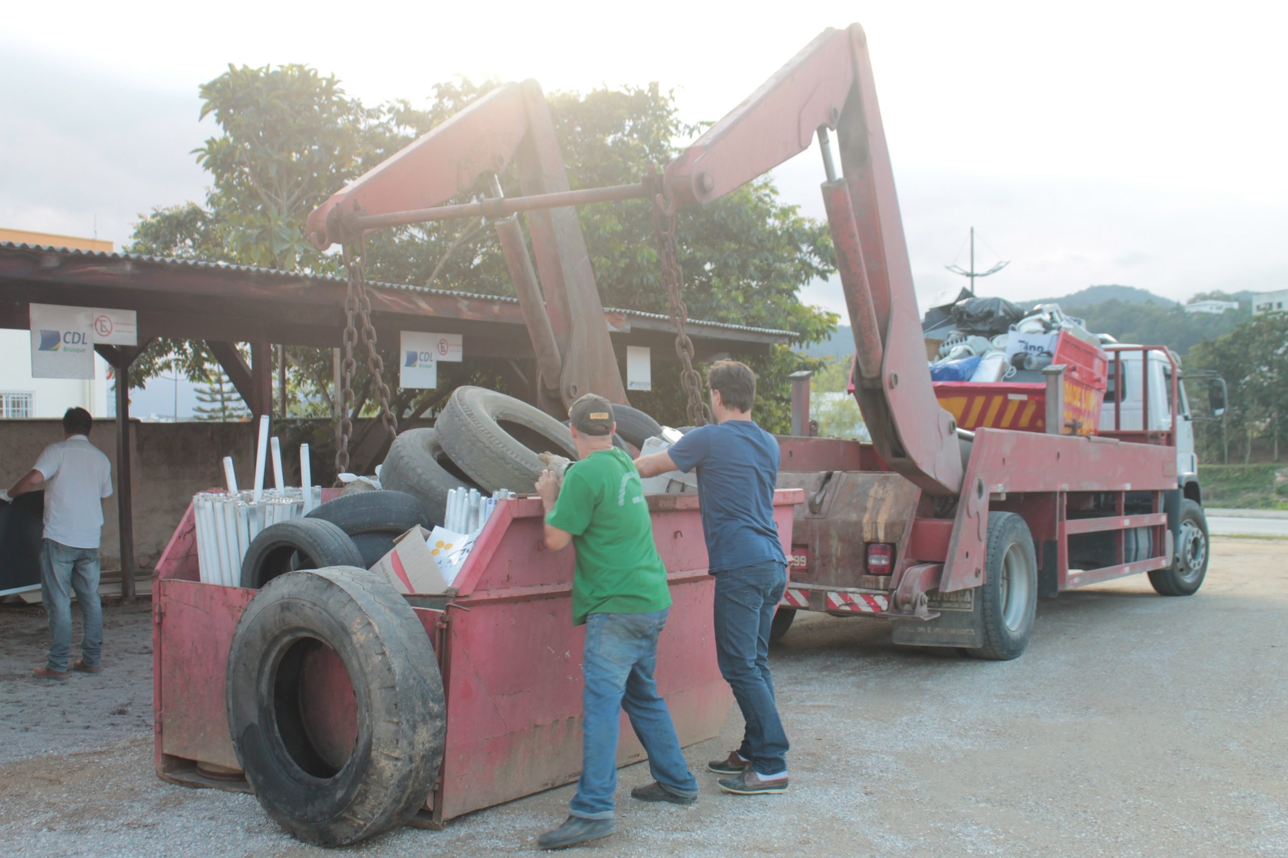Núcleo de Gestão Ambiental da ACIBr Brusque recolhe mais de uma tonelada de resíduos no Dia D EcoPonto