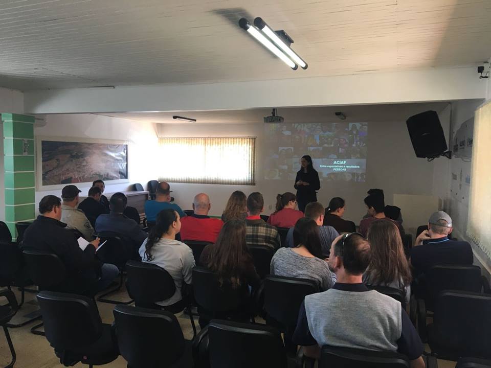 Alunos realizam visita técnica na ACIAF Fraiburgo