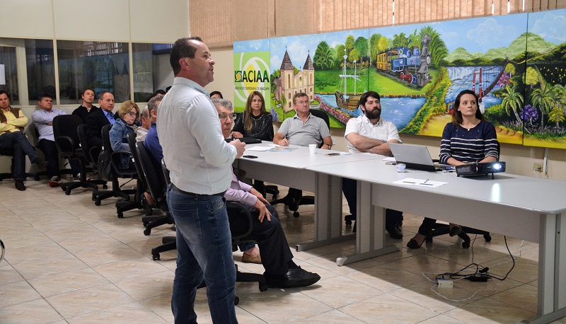 Investimentos em água e esgoto são apresentados em Plenária da ACIAA Araquari