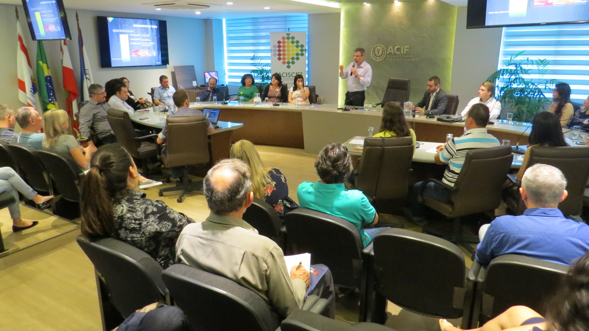 FACISC recebe integrantes do associativismo paranaense