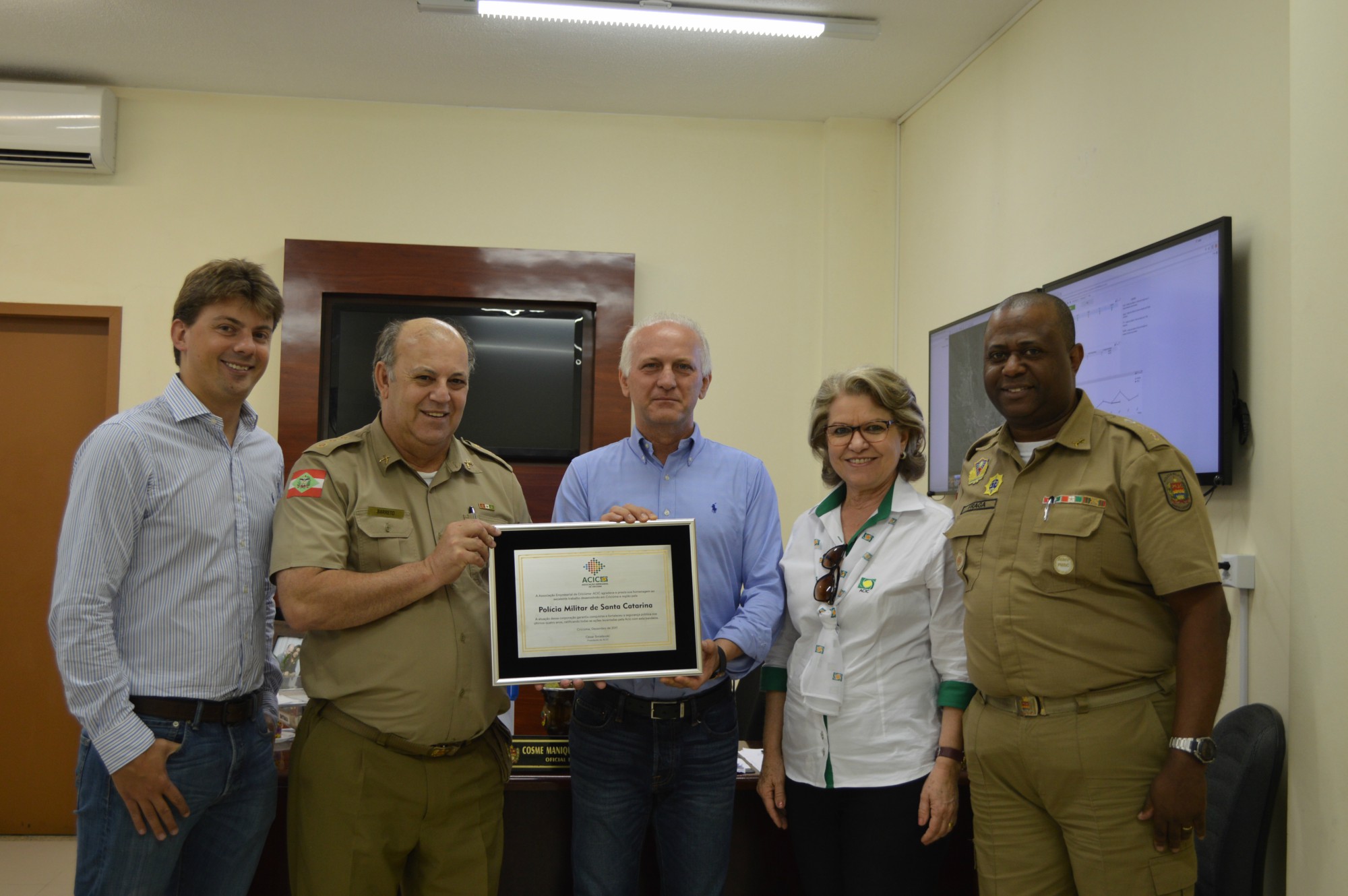 Presidente da Acic Criciúma presta homenagem à Polícia Militar